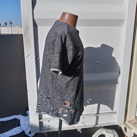 Konk t shirt with design holes - Picture 5 of 11